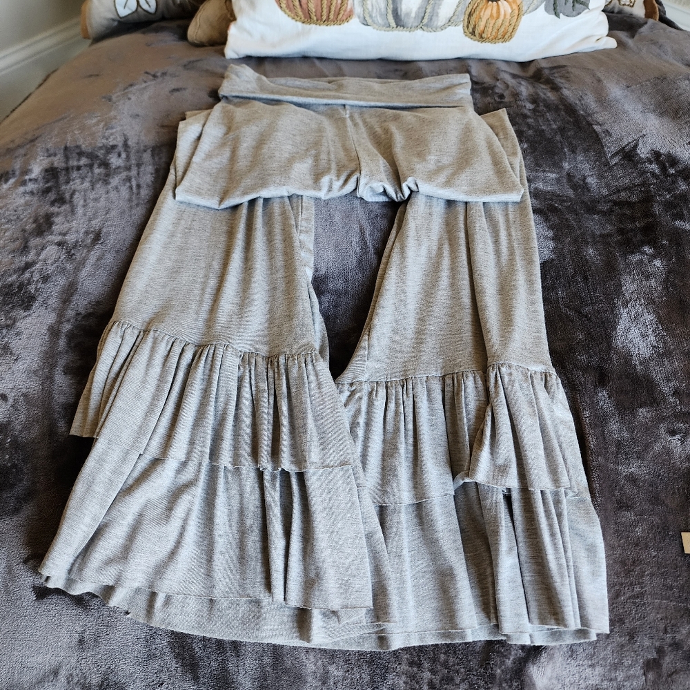 Gorgeous Gray Heimish USA knit pants with ruffled hem in Size Small.
